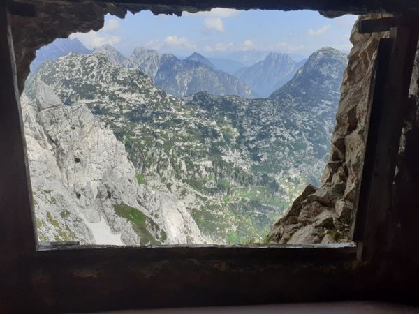 Velika in Mala Črnelska špica, Rombon